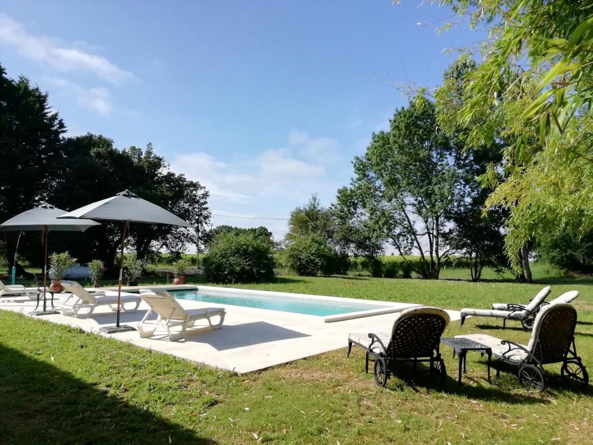Chateau Des Salles Saint-Fort-sur-Gironde Екстериор снимка