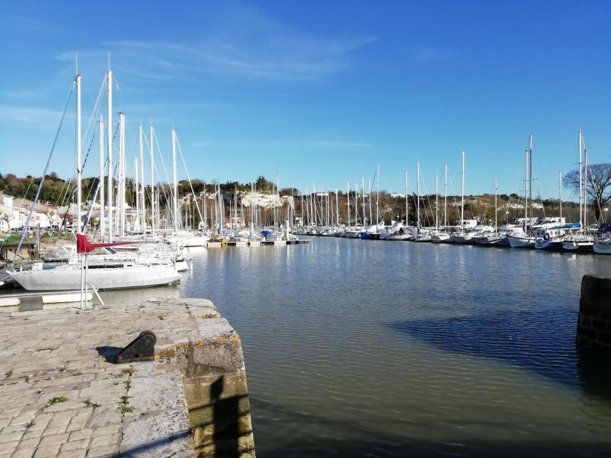 Chateau Des Salles Saint-Fort-sur-Gironde Екстериор снимка