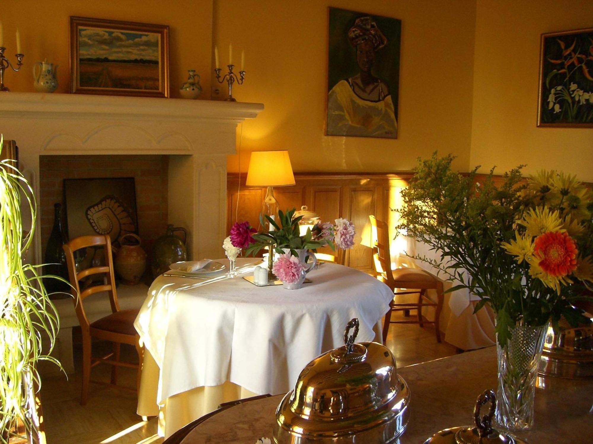 Chateau Des Salles Saint-Fort-sur-Gironde Екстериор снимка
